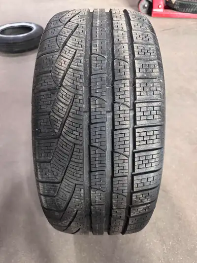 SINGLE TIRE Brand: Pirelli Sottozero Size : 245/35R20 95w Tread : 10/32 DOT 21 TAG # 140284 LOTS OF...