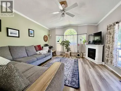 Charming and bright 3 bedroom 1 bath mobile home with a flex room you can use as a home gym, office...