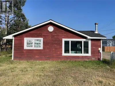 Sweet little rancher on a huge lot with miles of open parking off the drive-through lane way. 3 beds...