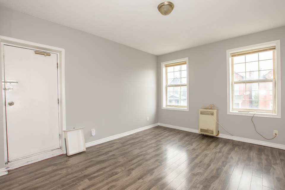 241 Gibson Ave, Hamilton (4) - Bachelor Apartment 4