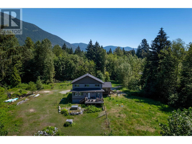 15060 SQUAMISH VALLEY ROAD Squamish, British Columbia in Houses for Sale in Sunshine Coast - Image 3