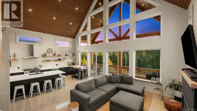 EXPERIENCE THE ULTIMATE FOUR-SEASON MOUNTAIN RETREAT! Where luxury, adventure, and spectacular alpin...