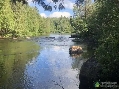BORD DE L'EAU !!! Terrain situé en bordure de la rivière Doncaster idéal pour les aimants de la natu...