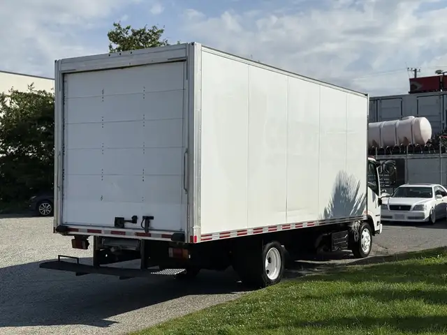 2019 Isuzu NRR 20 Foot Cube Van in Heavy Trucks in Delta/Surrey/Langley - Image 12