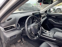 -Regina Honda Recent Arrival! 2021 Toyota Highlander Hybrid XLE 107 point inspected, Fully detailed,... (image 8)