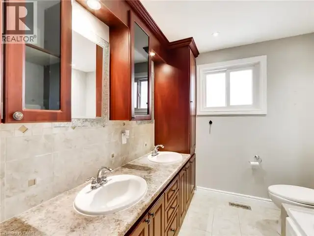 18 PAVAROTTI Court Hamilton, Ontario in Houses for Sale in Hamilton - Image 17
