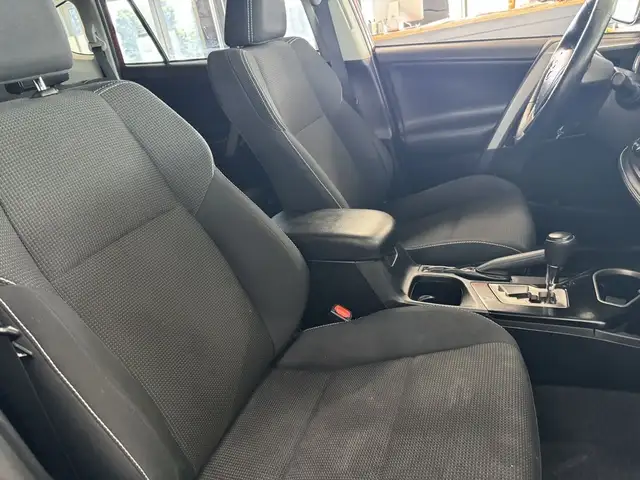 2018 Toyota RAV4 AWD XLE in Cars & Trucks in Longueuil / South Shore - Image 12