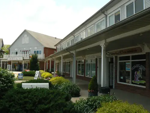 Prime commercial or retail space available in Campbellville ! This unit offers 742 sf of main floor...