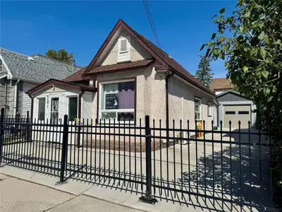 4A//Winnipeg/Welcome to 281 Magnus Ave and 952 ft. plus unheated sunroom 3 bed 1 bath family home fe...