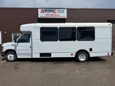 2016 Ford E-450 21 Passenger Bus 6.8L V10 Gas RWD DRW 243,802 KM Cruise Control, Fabric interior, AU...