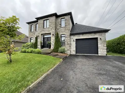 Spacieux cottage familial avec piscine creusée, 5 chambres et superbe cour aménagée à Québec (agent...