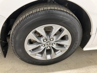 Le Toyota Sienna 2023 version LE HYBRID CAMERA RECUL AWD CRUISE A/C usagé offert chez AutoStudio 72... (image 8)
