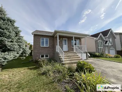 Charmant bungalow familial à découvrir ! Situé dans un secteur paisible avec un accès rapide aux aut...