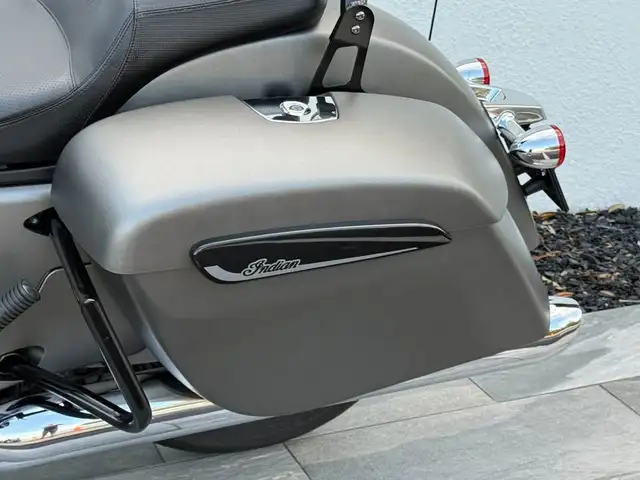 2023 INDIAN MOTORCYCLE CHALLENGER TITANIUM SMOKE 1800CC-BLACK! in Street, Cruisers & Choppers in Edmonton - Image 9
