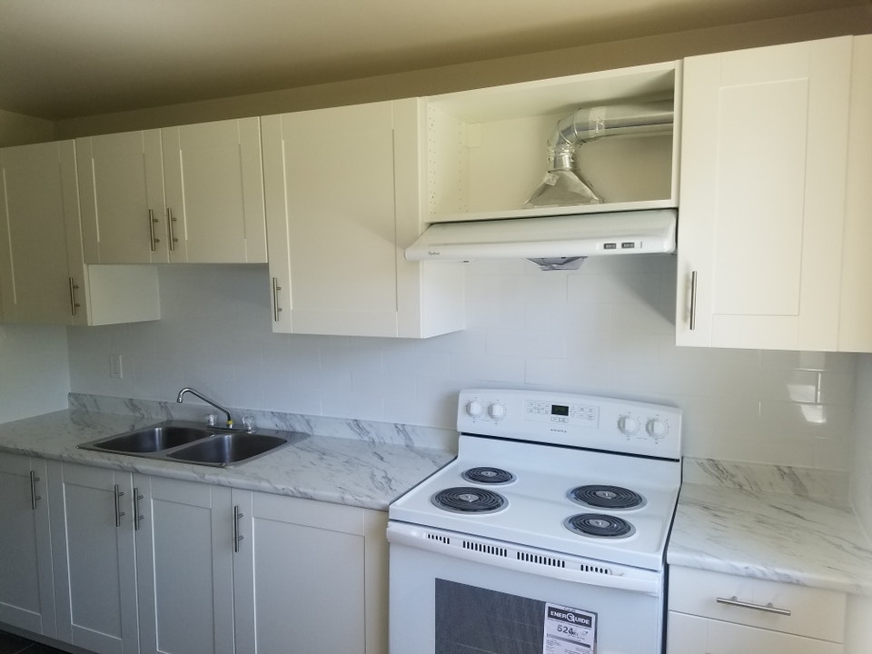 $2400 – Renovated 3-Bed/2 Bath Apartment for Lease - Dundas St E 3