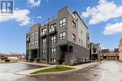 *** LUXURY LIVING*** In the Most Desirable Neighbourhood of Niagara Falls. Beautiful Modern stacked...