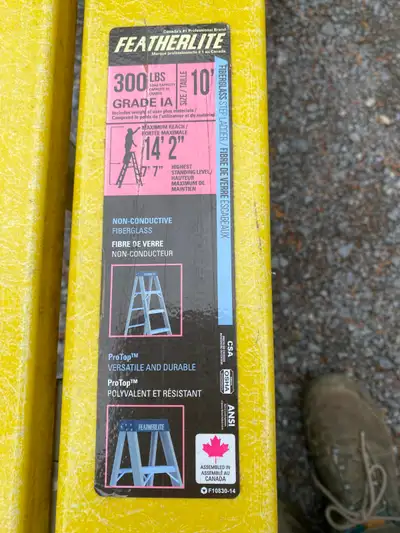 FEATHERLITE FIBERGLASS 10' STEP LADDER 300 LBS, GRADE 1A LIGHTLY USED BY HOME OWNER