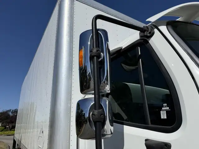 2015 Freightliner M2 106 24 Foot Hydraulic Brake Cube Van with P in Heavy Trucks in City of Toronto - Image 60
