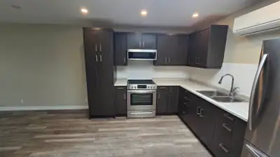 Bright 1-Bedroom Apartment Above Scenic Storefronts – Built-In A