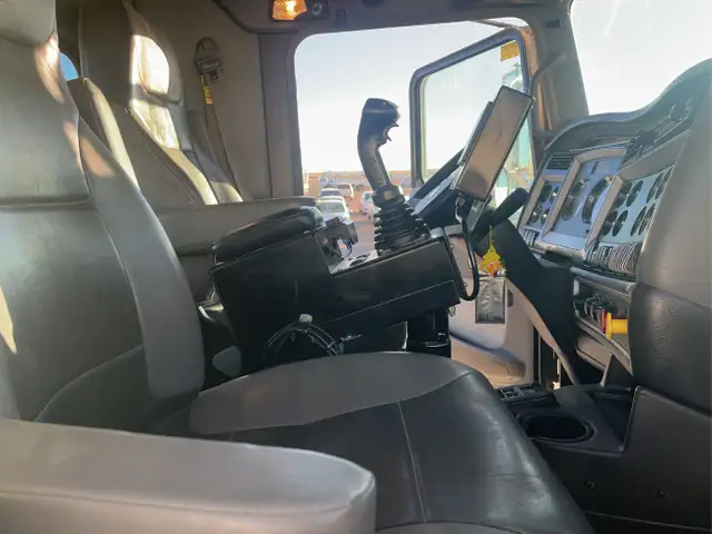 2016 Kenworth T800 in Heavy Trucks in Calgary - Image 16