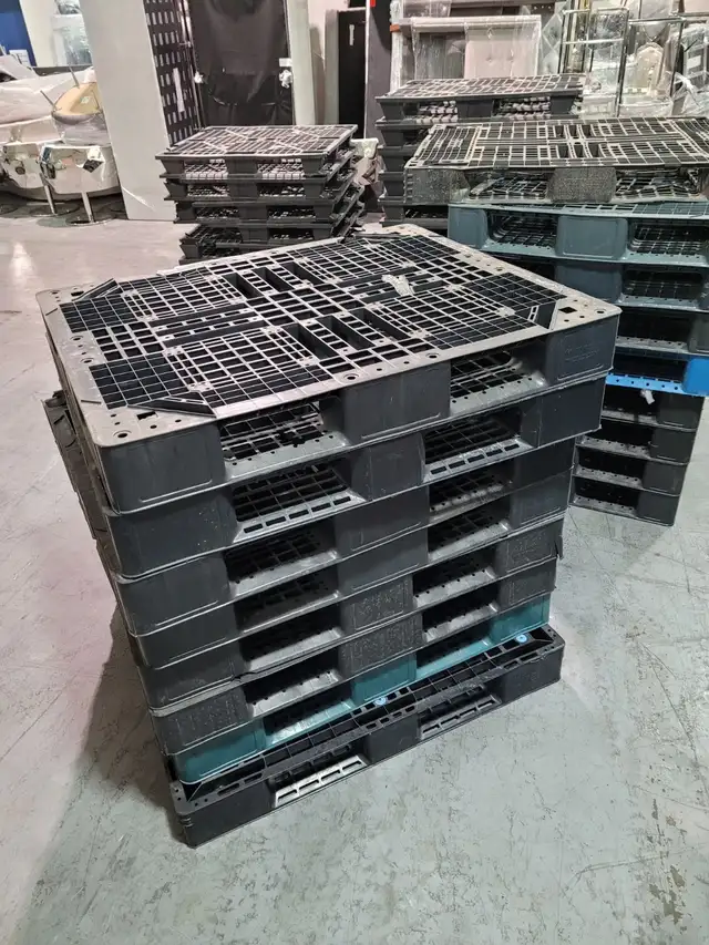 PLASTIC and WOOD pallets for sale IN STOCK dry - NO MINIMUM in Other in Mississauga / Peel Region - Image 8