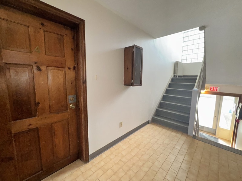 Charming 1 Bed, 1 Bath Apartment Available on Shirley Ave. 2