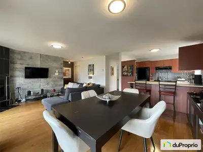 Découvrez un espace de vie exceptionnel offrant une vue panoramique sur un terrain boisé et paysager...