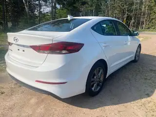2017 Hyundai Elantra - Only 73,000 kms dans Autos et camions dans Moncton - Image 4