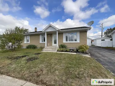 Endroit tranquille près de tous les services, accessible à la marche. Incluant 5 chambres. Propriété...