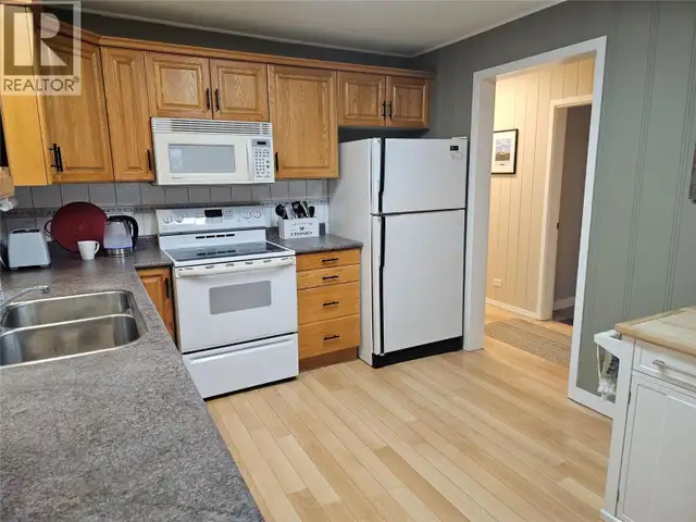 301 5TH Street NW Nakusp, British Columbia in Houses for Sale in Nelson - Image 4