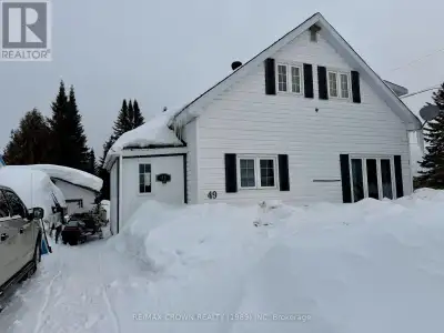 This 3-bedroom, 1,318 sq ft home offers a practical layout and is well-suited for a handyman or buye...