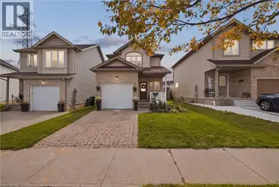 Welcome to 116 Henhoeffer Crescent, a beautifully maintained, fully renovated, one-owner detached ho...