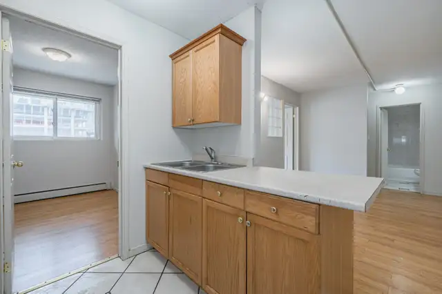 Student Rooms Available Steps From Laurier!! - Furnished Rooms!! in Room Rentals & Roommates in Kitchener / Waterloo - Image 12