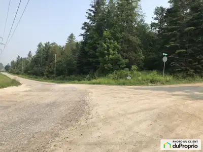 Le rêve! Situé dans la majestueuse municipalité Edelweiss (La pêche), grand terrain d'1 acre prêt à...