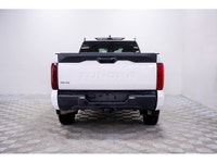 La Toyota Tundra SR5 2023 est une camionnette robuste et fiable, conçue pour répondre aux besoins le... (image 5)