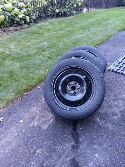 Pneu Nokian avec jantes. Nokian hakkapelitta 8suv 225/55/r18 Jante hubcentrique : 18x7.5 5-114.3 56....