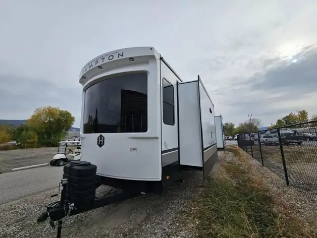 2026 CrossRoads RV Hampton 372FDB in Travel Trailers & Campers in Kelowna - Image 5