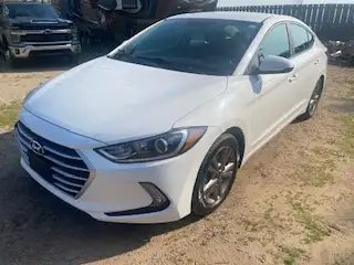 2017 Hyundai Elantra - Only 73,000 kms dans Autos et camions dans Moncton - Image 2
