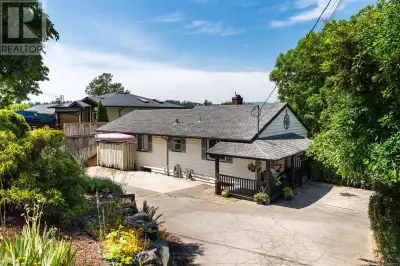Welcome to 518 Broadway Street, the 7 bedroom, 3 bathroom home you've been looking for! This charmin...