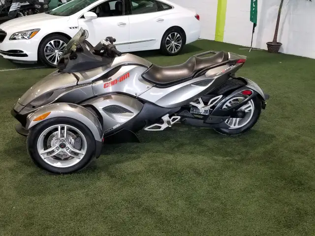 2011 CAN-AM Spyder in Cars & Trucks in Laval / North Shore - Image 4