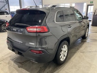 Le Jeep Cherokee NORTH 3.2L AWD MAGS CRUISE A/C 2015 proposé par AutoStudio 72 à Mirabel est un VUS... (image 3)