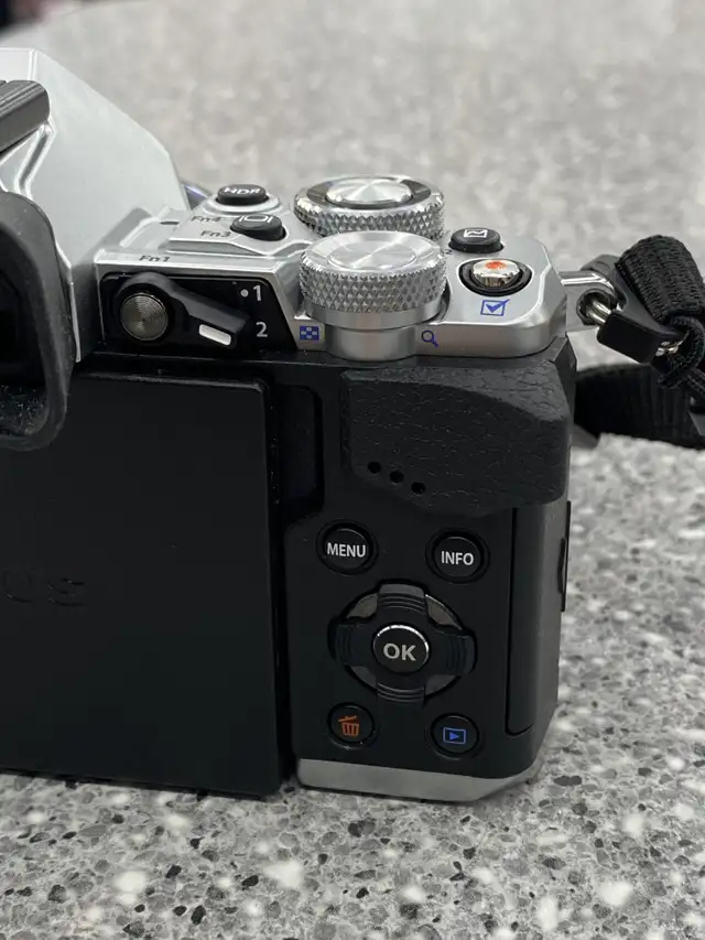 Olympus OM-D E-M5 mark ii Digital Camera w/ 17mm Lens in Cameras & Camcorders in City of Toronto - Image 6