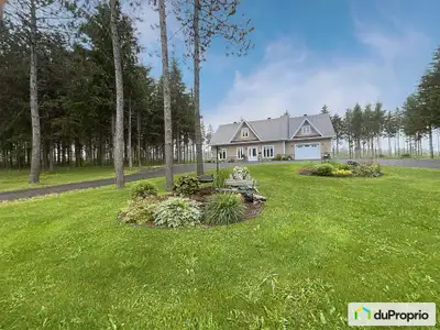 Résidence unifamiliale de type cottage de 2 étages sur dalle chauffante, construite en 2014. La prop...