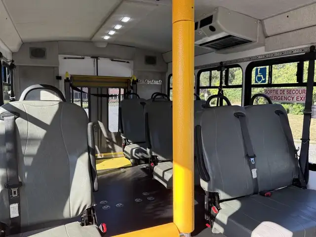 2016 Ford E-350 Econoline Super Duty 8 Passenger Wheelchair Acce in Heavy Trucks in City of Montréal - Image 17