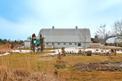 Domaine équestre de 71,61 acres, situé à 5 minutes de Weedon et à 30 minutes de Sherbrooke. Cette pr...