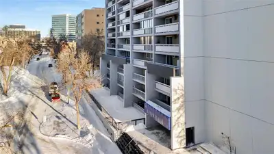 9A//Winnipeg/Upper floor living with a river view! Move-in ready and well maintained, this bright so...
