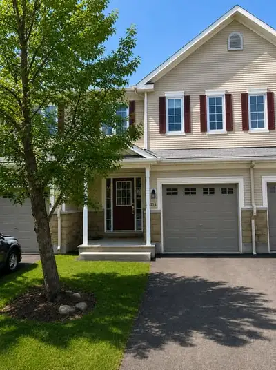 Ottawa, Barrhaven. Welcome to this beautifully maintained 3-bedroom, 2.5-bathroom Townhouse in the d...
