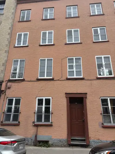 418-655-8281 À voir au 221 rue Saint-Paul, appartement #1, très beau grand 3 1/2 situé au 1er étage...