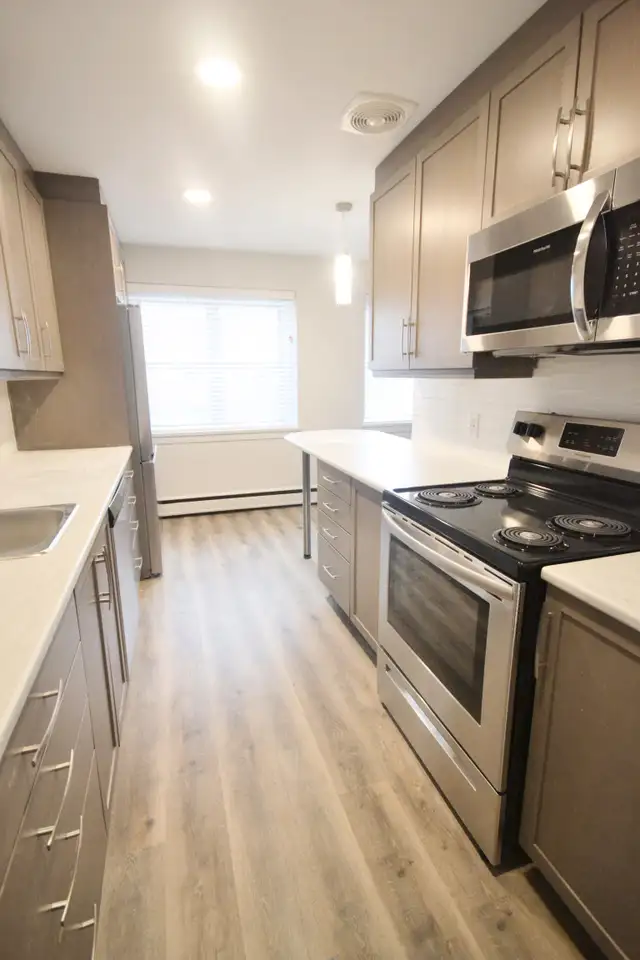 AVAILABLE NOW! $1299 Bright 1-Bedroom Suite Downtown!