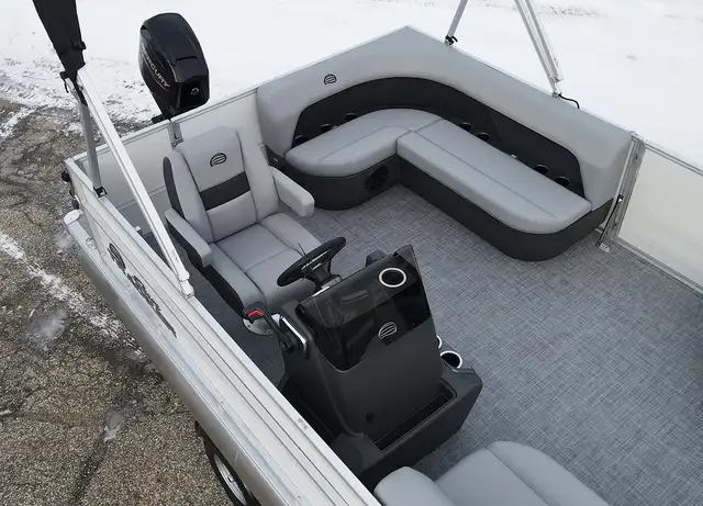 2026 Sun Tracker Party Barge 16 DLX Pontoon boat in Powerboats & Motorboats in Winnipeg - Image 17